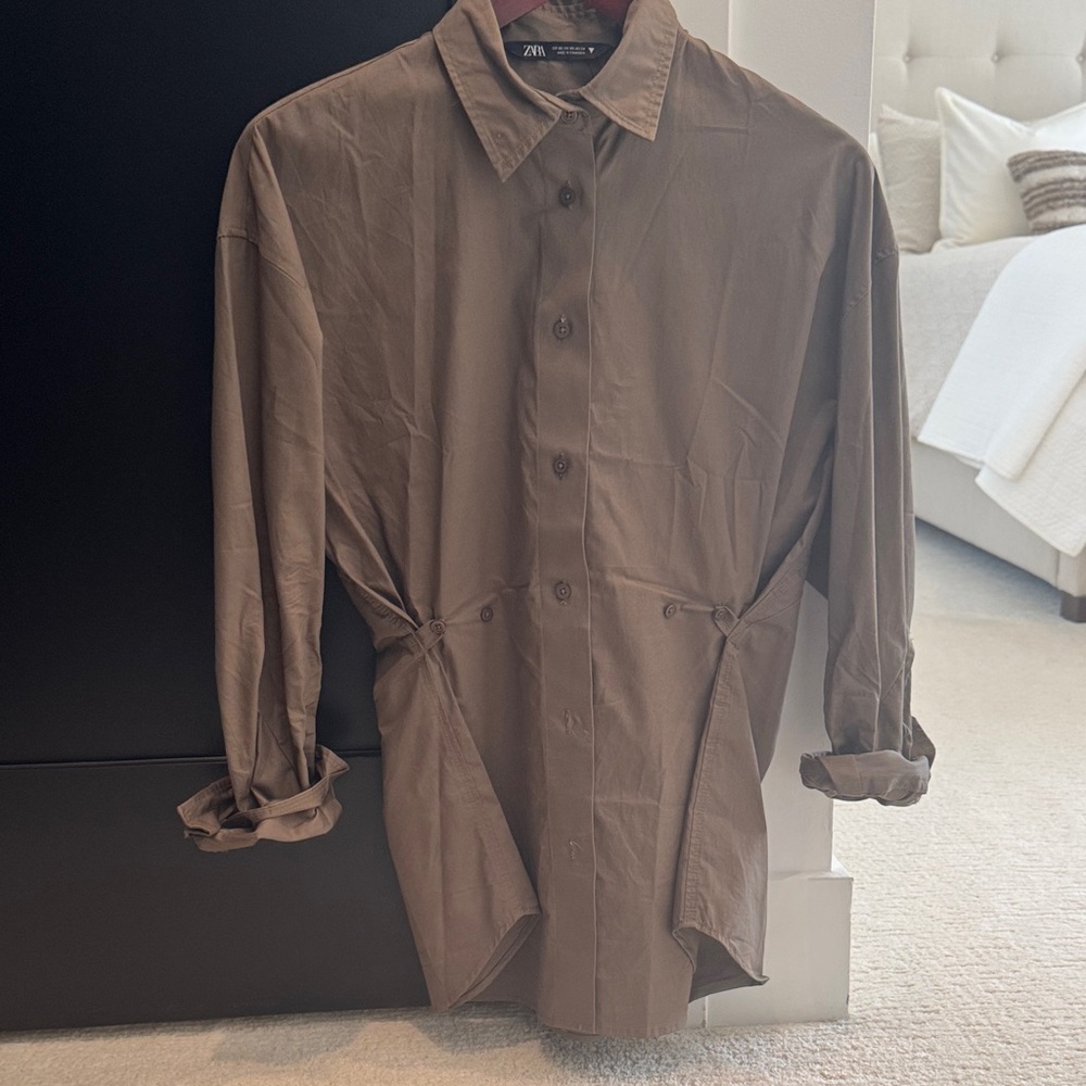 Zara cotton poplin shirt with adjustable buttons to cinch waist.